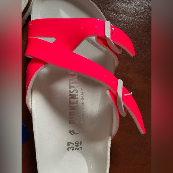 BNWT! BNWOB! Birkenstock, Yao Hex Patent Finish Sandal in Neon Pink 6-6.5US/37EU - Picture 2 of 8